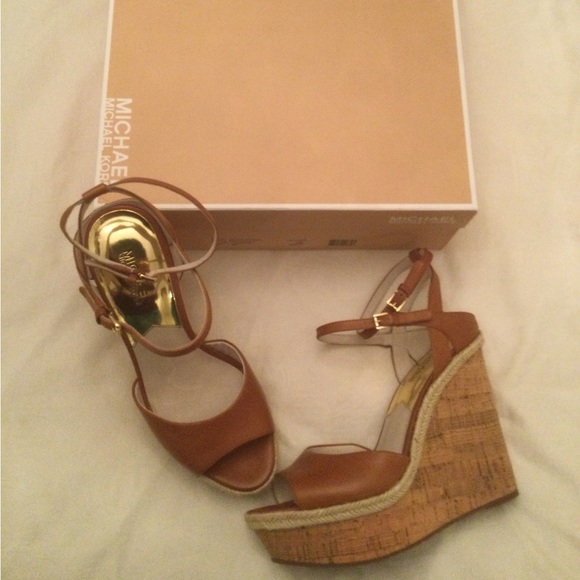 NIB Michael Michael Kors Axton leather two strap luggage wedge. Size 9. - Picture 3 of 12